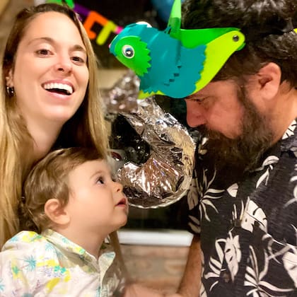 Guido y Vicky celebrando el cumpleaños de su hijo