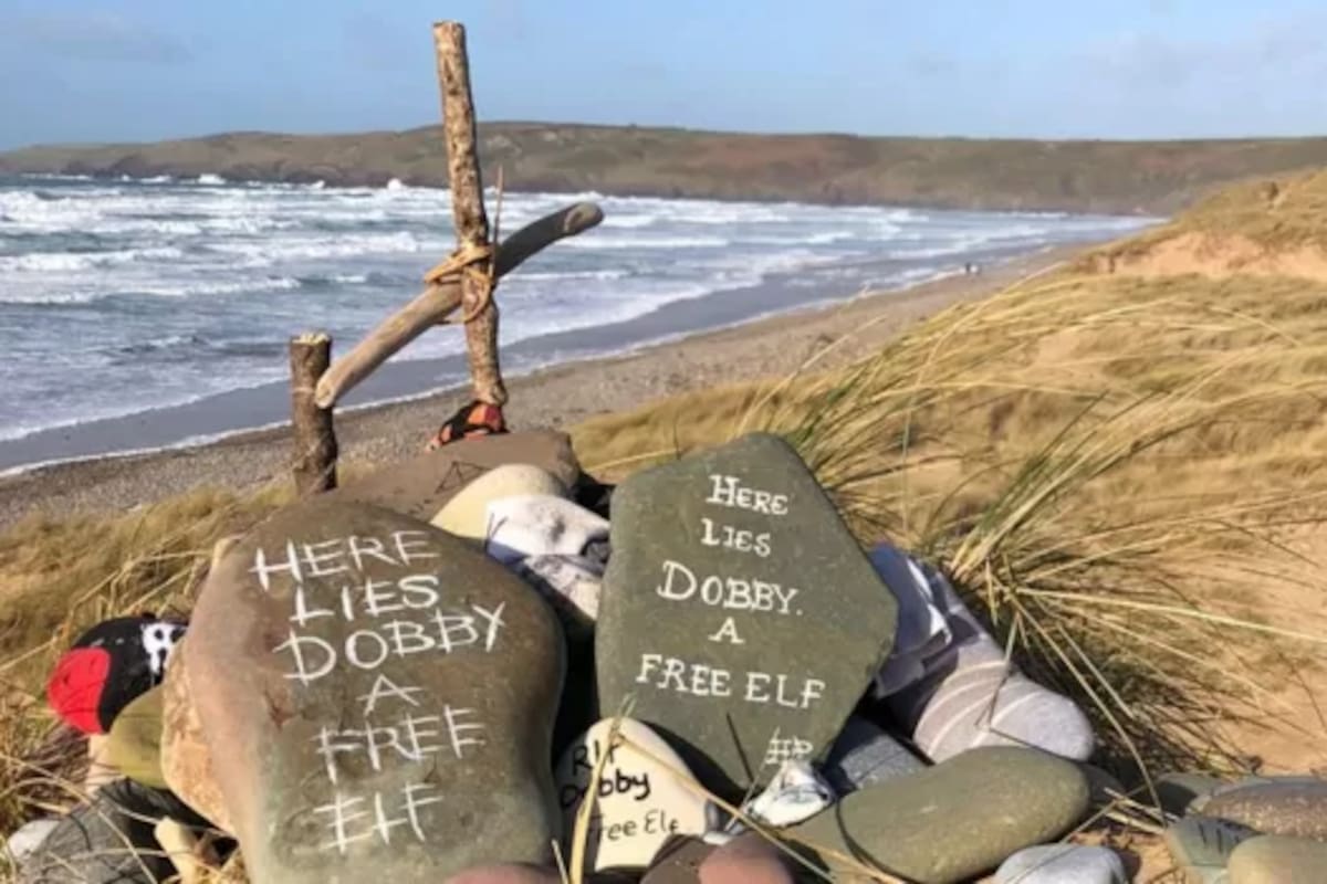 Guijarros con leyendas, cruces y hasta medias