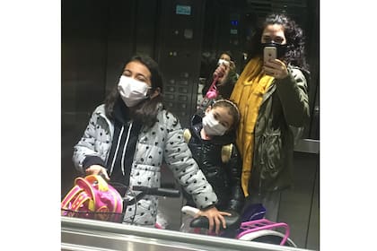 La primera salida de Guille, Juli y Paula al mundo exterior, después de casi cien días de encierro