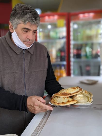 Guille, su lugar es conocido por las mega empanadas, pero también tiene las árabes y algunas exclusivas como la "Pepanesa"