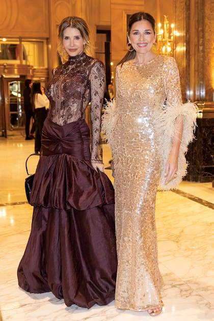 Guillemina Valdes optó por un diseño de encaje Chantilly y falda en shantung de Camila Romano. Muy divertida, se puso al día con Andrea Frigerio
