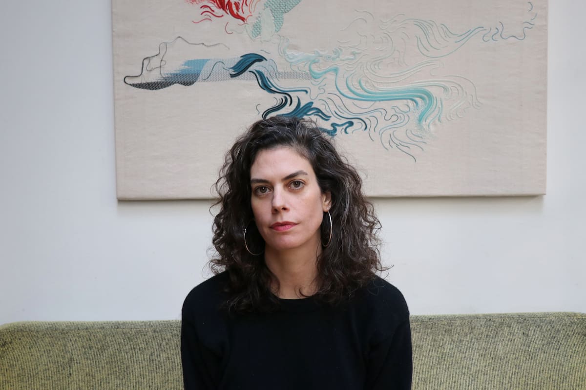 Guillermina Baiguera y su obra, que se exhibe en el Salón Nacional de Artes Visuales