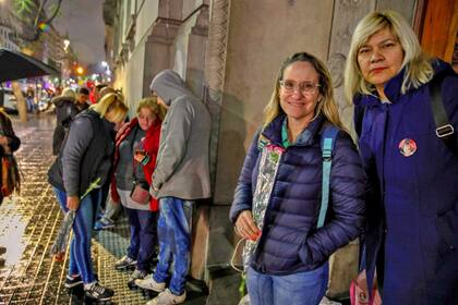 Guillermina, una fan de la primera hora, se acercó a despedir a Cacho Castaña