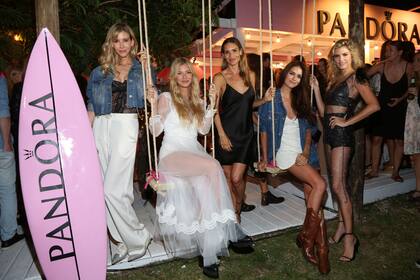 Guillermina Valdes, la China Suárez, María Vázquez, Zaira Nara y Mery Del Cerro en la inauguración de Pandora