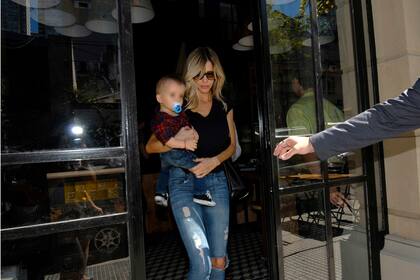 Guillermina Valdes, sale de presentar su nueva colección de zapatos con su hijo Lolo en brazos
