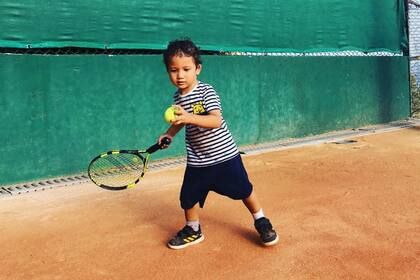 Guillermito Vilas en acción, con la raqueta: tiene 2 años y 4 meses