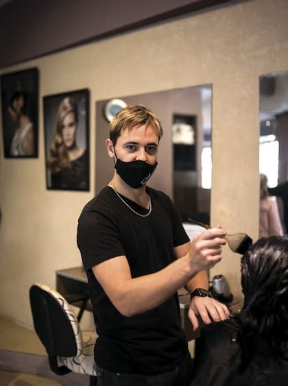 Guillermo (33) Peluquería: Ariel Coiffeur. ¿Qué es lo que más extrañabas del local? “El trato con la gente”.