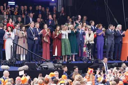 Guillermo Alejandro, Máxima y sus tres hijas agradecen el cariño recibido desde el escenario.