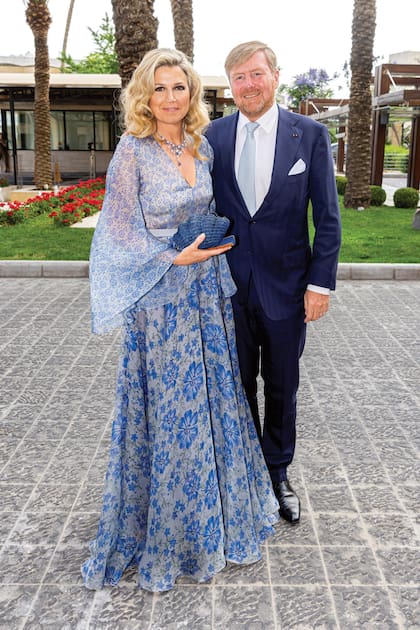 Guillermo Alejandro y Máxima de los Países Bajos. La Reina eligió un vestido con estampa floral, mangas de gasa y capa de Luisa Beccaria que ya usó en otras ocasiones. Lo acompañó con un clutch de diseño marino.