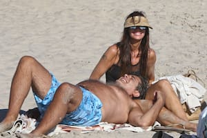 Guillermo Andino y Carolina Prat disfrutan de la playa en Punta del Este
