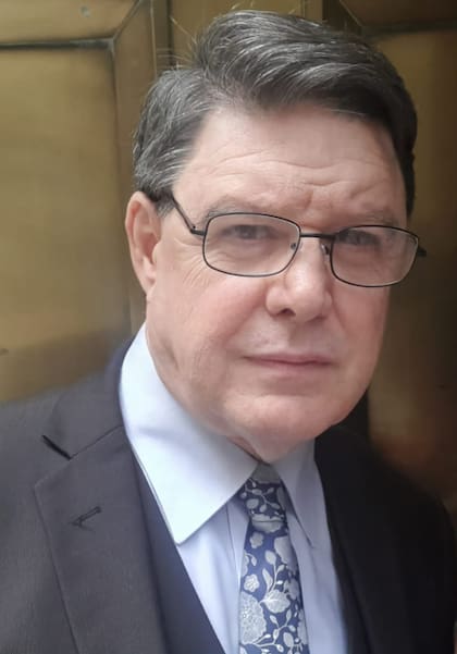 Guillermo Andrés Oyarzábal es capitán de navío de la Armada Argentina, profesor licenciado y doctor en Historia, y autor de "La tempestad"