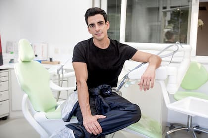 Guillermo Ardohain, en su consultorio. El hermano de Pampita reveló que son muy unidos.