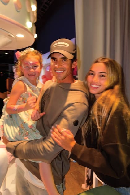 Guillermo Ardohain,
infaltable en la fiesta de su
sobrina. El hermano de Carolina
fue con su novia,
Malena Zermoglio