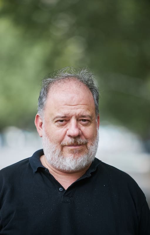 Guillermo Arengo estudió Psicología, trabajó 12 años como fotógrafo y llegó a la actuación "de grande"; su primer gran éxito popular fue en TV, con la tira Tratame bien