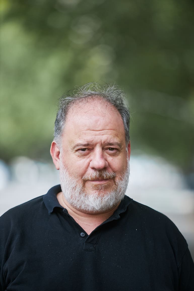 Guillermo Arengo estudió Psicología, trabajó 12 años como fotógrafo y llegó a la actuación "de grande"; su primer gran éxito popular fue en TV, con la tira Tratame bien