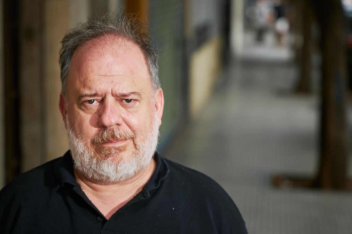 Guillermo Arengo estudió Psicología, trabajó 12 años como fotógrafo y llegó a la actuación "de grande"; su primer gran éxito popular fue en TV, con la tira Tratame bien