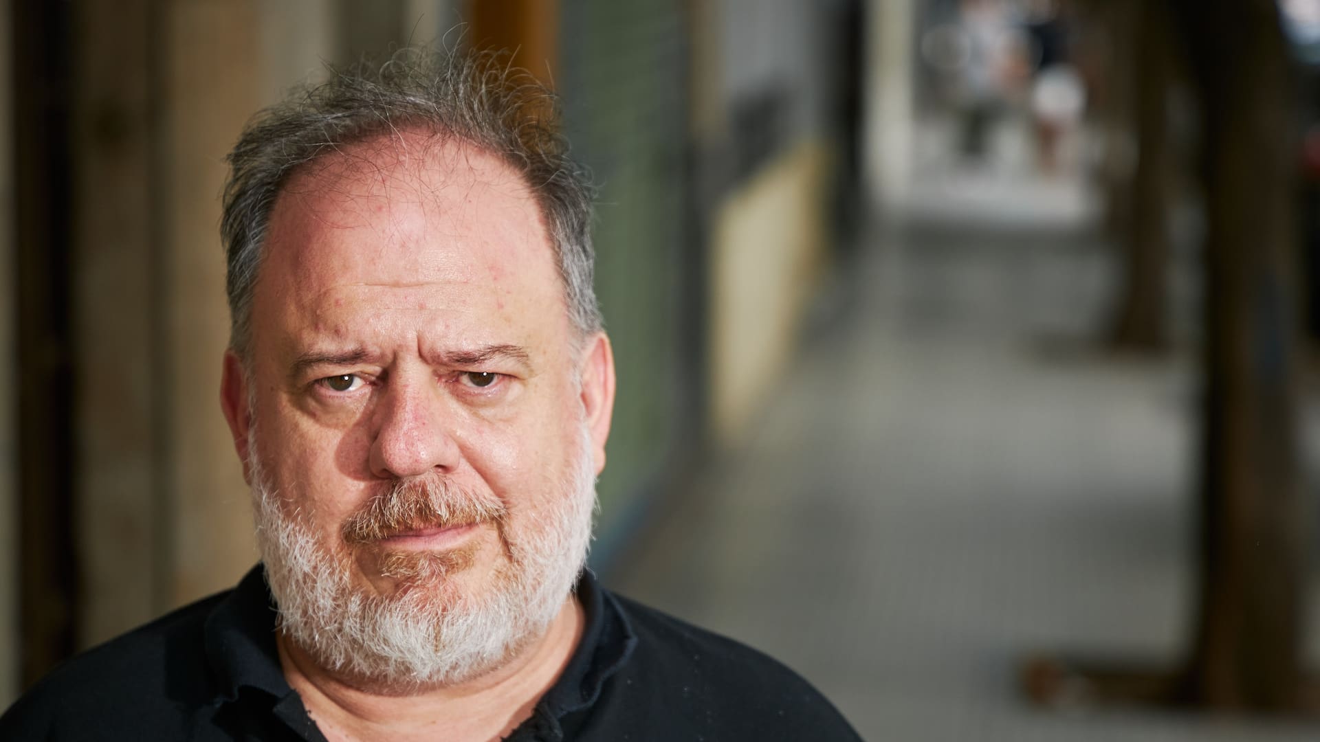 Guillermo Arengo estudió Psicología, trabajó 12 años como fotógrafo y llegó a la actuación "de grande"; su primer gran éxito popular fue en TV, con la tira Tratame bien