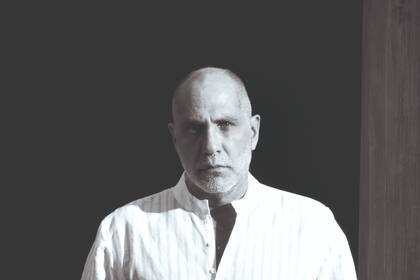 Guillermo Arriaga, ganador del Premio Alfaguara de novela 2020, dotado con 175.000 dólares y una escultura de Martín Chirino, por la obra "Salvar el fuego"