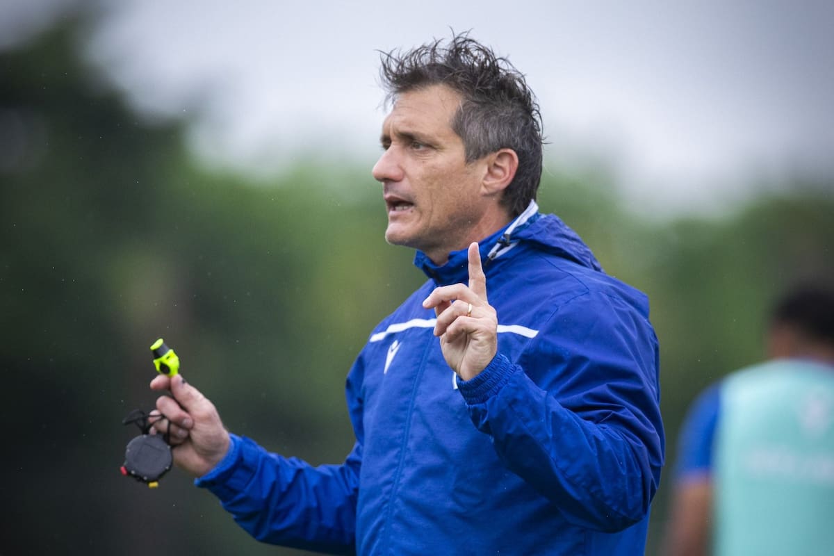 Guillermo Barros Schelotto, dando indicaciones en un entrenamiento de Vélez