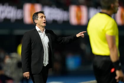 Guillermo Barros Schelotto, dirigiendo a Paraguay ante Uruguay, en una fecha FIFA