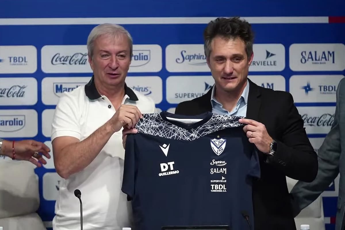 Guillermo Barros Schelotto fue presentado como director técnico de Vélez; a su lado, el presidente Berlanga