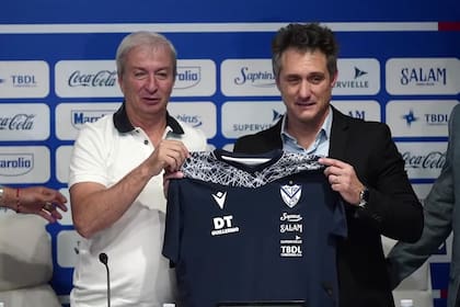 Guillermo Barros Schelotto fue presentado como director técnico de Vélez; a su lado, el presidente Berlanga