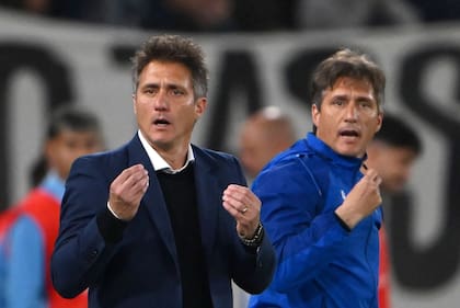 Guillermo Barros Schelotto, junto con su hermano Gustavo, en pleno reclamo durante un partido de Vélez; el entrenador reacciona ante las injusticias, pero que no le gustan sus imágenes