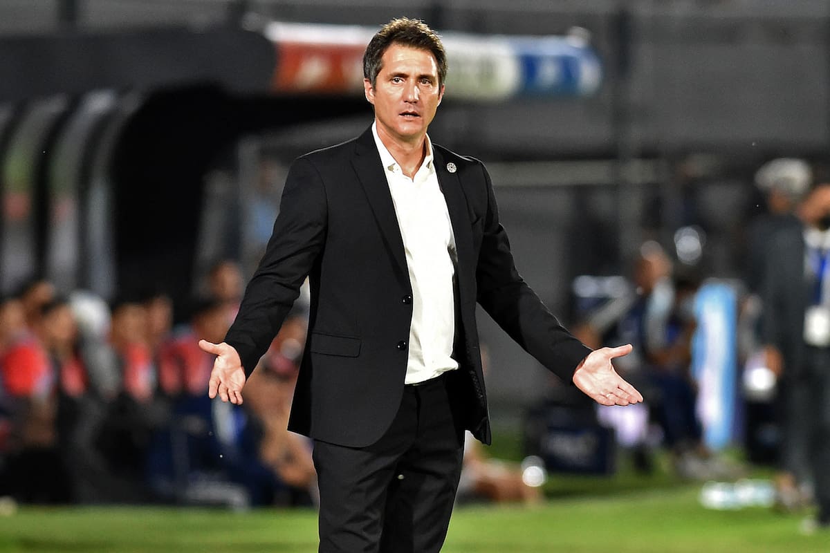Guillermo Barros Schelotto, sin respuesta ante la acción desafortunada que derivó en la derrota paraguaya ante Chile; la selección guaraní quedó muy complicada en la ruta a Qatar