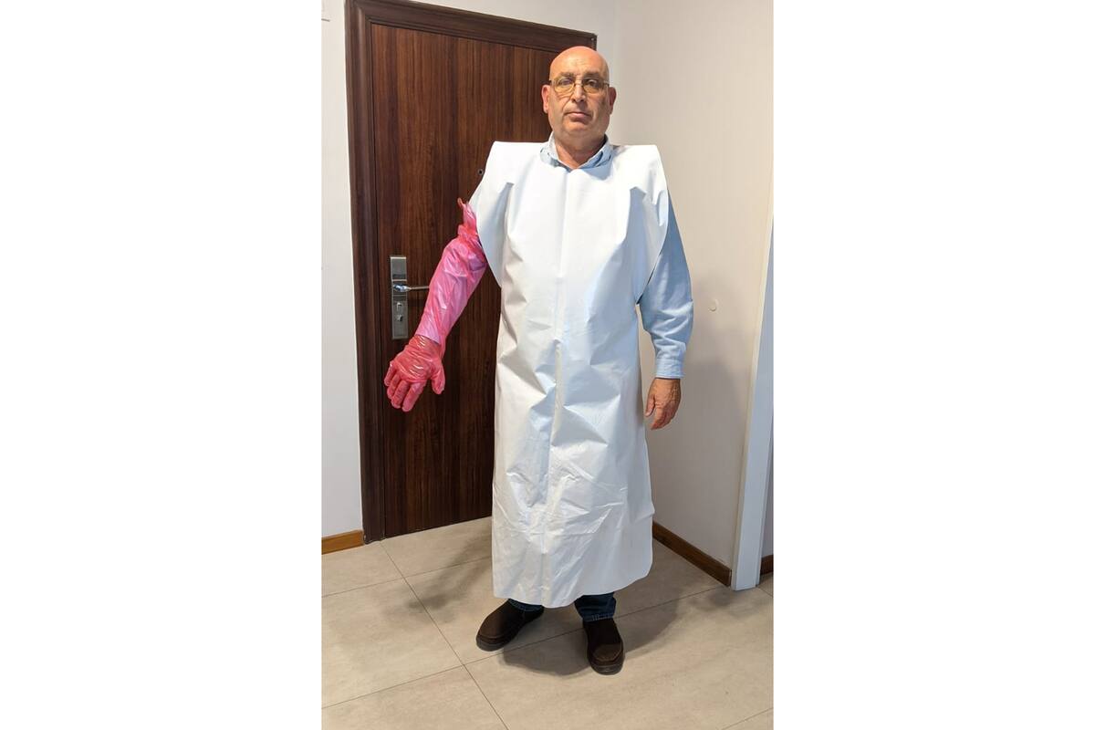 Guillermo Bergé con un delantal hecho con restos de silobolsas