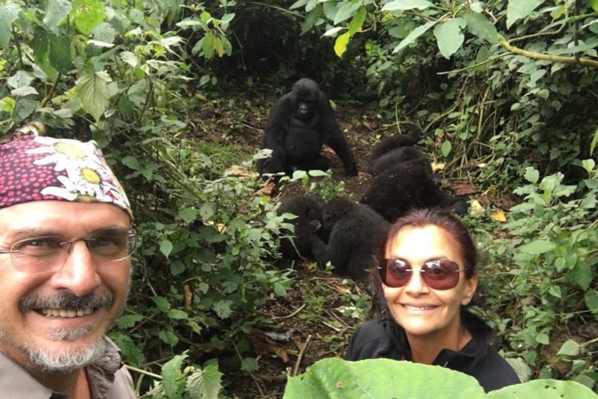 Travelers’ Century Club. Guillermo Blugerman y su esposa durarte una salida de avistaje de gorilas en Rwanda.