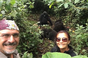 Guillermo Blugerman (uno de los poquísimos argentinos que forman parte del TCC) y su esposa durante una salida para ver gorilas en Ruanda