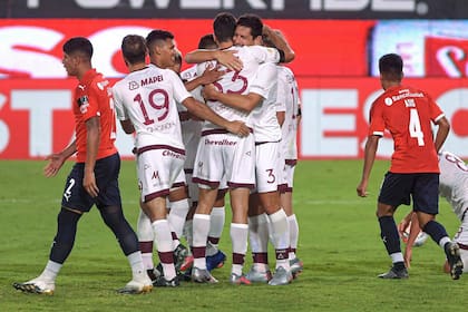 Guillermo Burdisso festeja luego de poner al frente a Lanús por 1 a 0.
