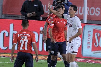 Burdisso, ex Independiente, se disculpa tras anotar el 1-0 de Lanús en Avellaneda