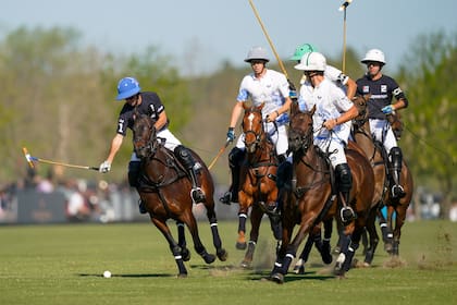 Guillermo Caset a punto de pegar ante tres adversarios: Jerónimo Del Carril, Juan Britos y Juan Martín Zubía; acompaña Gonzalo Pieres (h.), el mejor jugador de Ellerstina en el partido según el propio "Sapo".