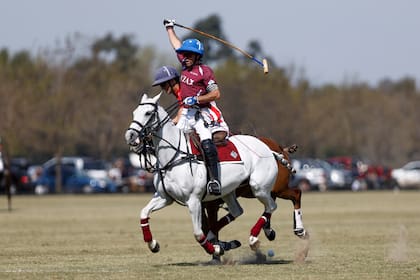 Guillermo Caset, el capitán de Ellerstina La Zeta Kazak, en acción frente a La Irenita II; el favorito debió trajinar en su primer compromiso del torneo clasificatorio.
