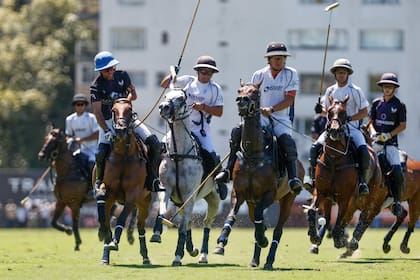 Guillermo Caset, que ejecuta un cogote, fue el mejor de un atractivo e intenso La Ensenada 16 vs. La Dolfina II 11, cierre de la participación de ambos equipos en el Campeonato Argentino Abierto.