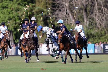 Guillermo Caset, rodeado por David Stirling, Juan Martín Nero y Poroto Cambiaso en la final de Hurlingha, que La Dolfina ganó por 18-13; Sapo es un ladero de Hilario Ulloa desde la Copa Los Potrillos, que ganaron hace más de 20 años.