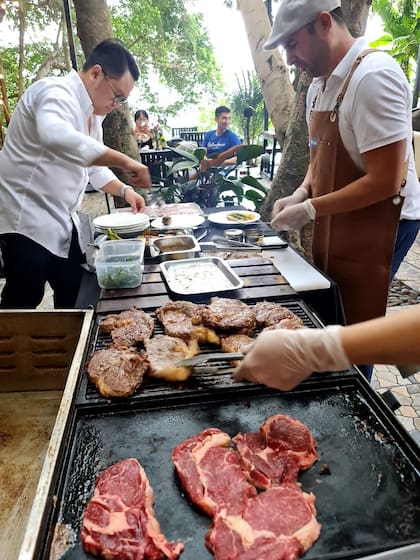 Guillermo Cena promociona los productos con degustaciones con empresarios.