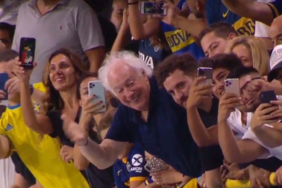 Guillermo Coppola, como un hincha más en los palcos de la Bombonera para recibir a su amigo Diego Armando Maradona.