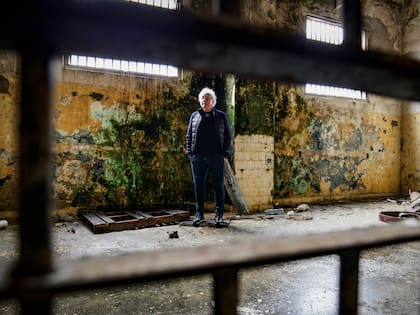 Guillermo Coppola de visita en la cárcel de Caseros, a 20 años de su detención