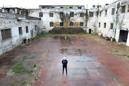 Guillermo Coppola en patio princial de Caseros, antes de la demolición del penal (Foto: Gentileza Maximiliano Vernazza)