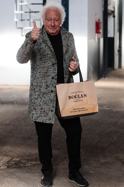 Guillermo Coppola llegó a votar con un paquete de una panadería para obsequiarle a las autoridades de mesa