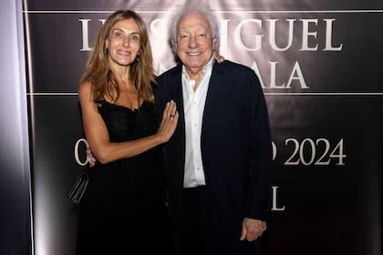Guillermo Coppola y su mujer Corina Juárez, románticos disfrutaron del show del mexicano