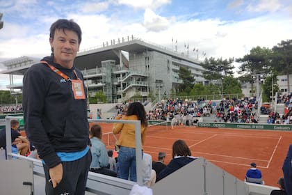 Guillermo Coria, en Roland Garros, al lado de la cancha, siguiendo a los jugadores argentinos; al fondo, el emblemático estadio Chatrier, en el que protagonizó una muy particular final con Gastón Gaudio hace 18 años.