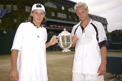 Guillermo Coria y David Nalbandian, con el trofeo junior de dobles de Wimbledon 1999
