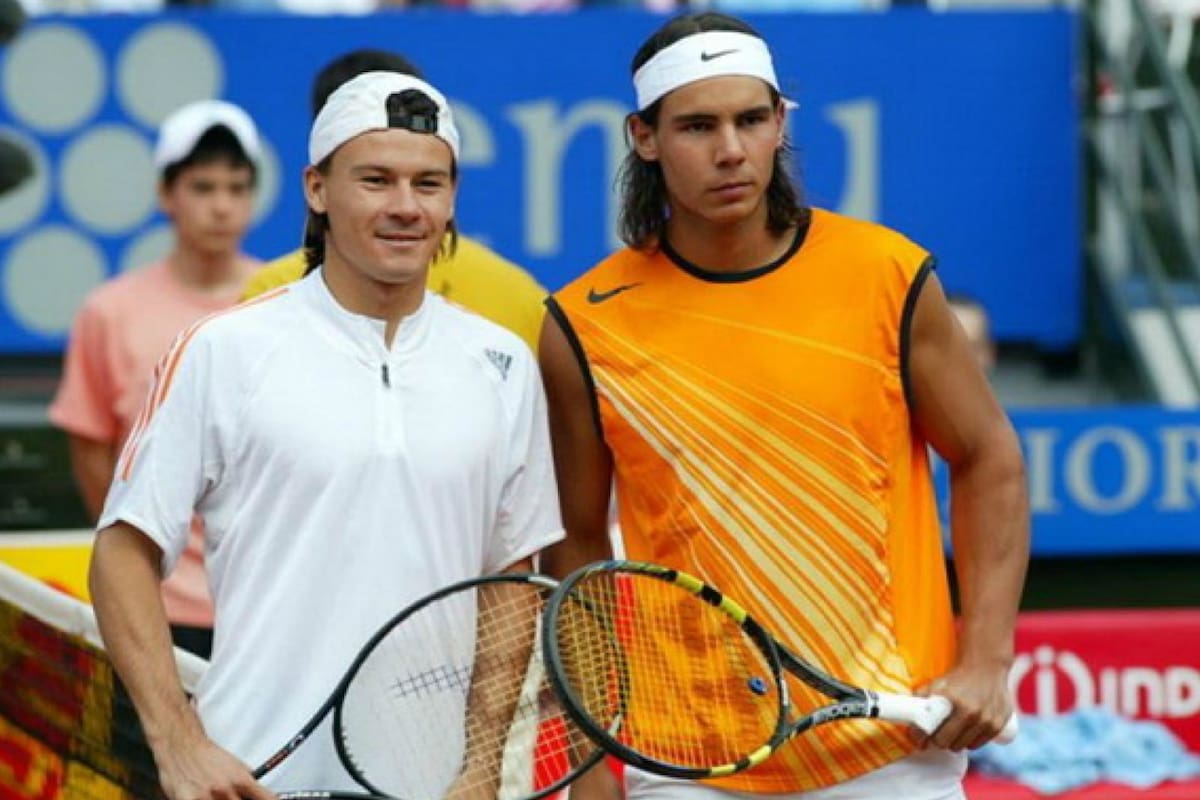 Guillermo Coria y Rafael Nadal, en la foto previa al comienzo de una batalla inolvidable: más de cinco horas del mejor tenis
