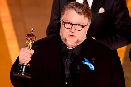Guillermo del Toro acudió a los Premios Oscar 2023 con un listón azul