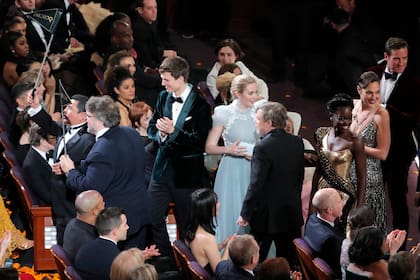 Guillermo del Toro, Ansel Elgort, Emily Blunt, Mark Hammil, Lupita Nyong'o, Gal Gadot y Armie Hammer fueron invitados por el conductor Jimmy Kimmel a sorprender a espectadores que miraban una película en una sala de cine cercana