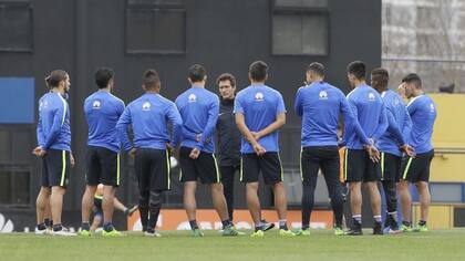 Guillermo dialoga con el plantel de Boca