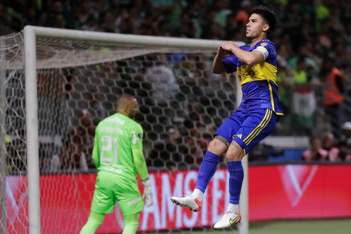 Guillermo Fernandez, de Boca Juniors, festeja tras convertir el penal decisivo ante Palmeiras, en la vuelta de la semifinal de la Copa Libertadores, el jueves 5 de octubre de 2023